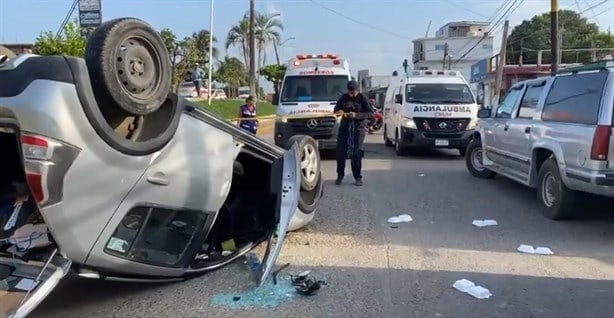 Vuelca vehículo tras chocar contra remolque en bulevar de Cosamaloapan