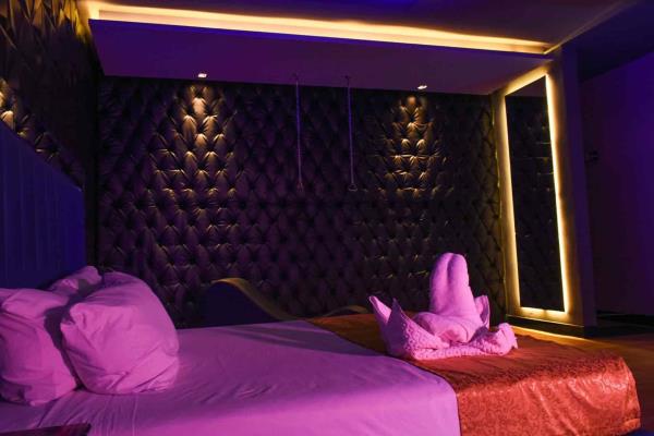 ¿Te están espiando? Así puedes saber si hay cámaras tras los espejos del motel