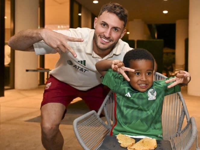 Convive Selección Mexicana con niño etíope que quiere ser mexicano y comer quesadillas | VIDEO