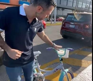 Se le revierte a Polo Deschamps crítica contra Xóchitl; hasta le llevó bicicleta