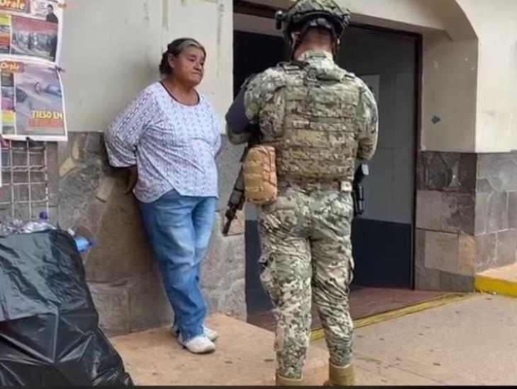 Le roban 25 mil pesos en baño público de Acayucan