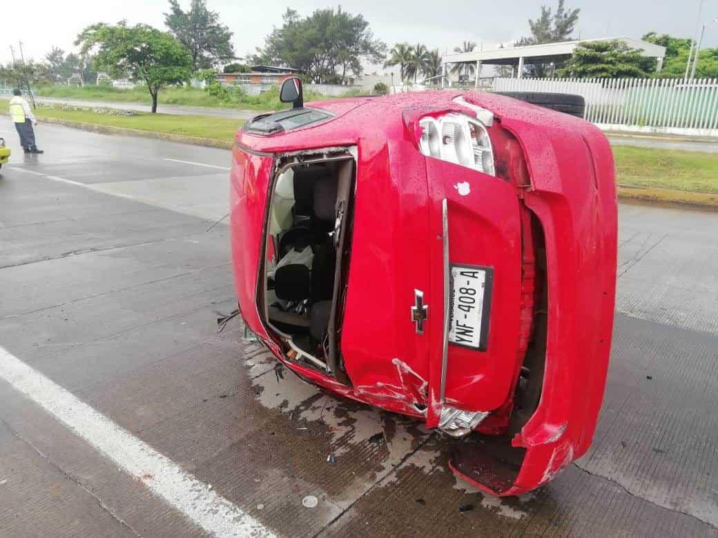 Vuelca auto en el bulevar Fidel Velázquez, en Veracruz