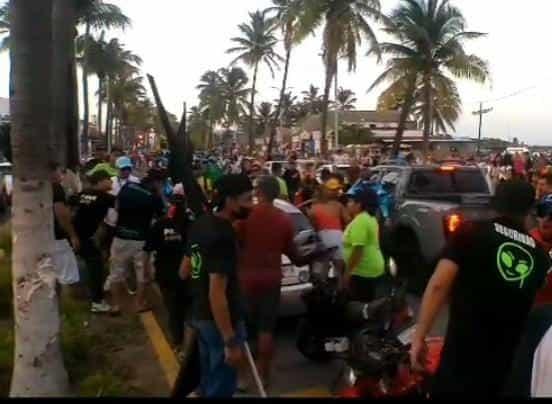 Automovilista se mete en marcha de la diversidad en Veracruz y causa trifulca