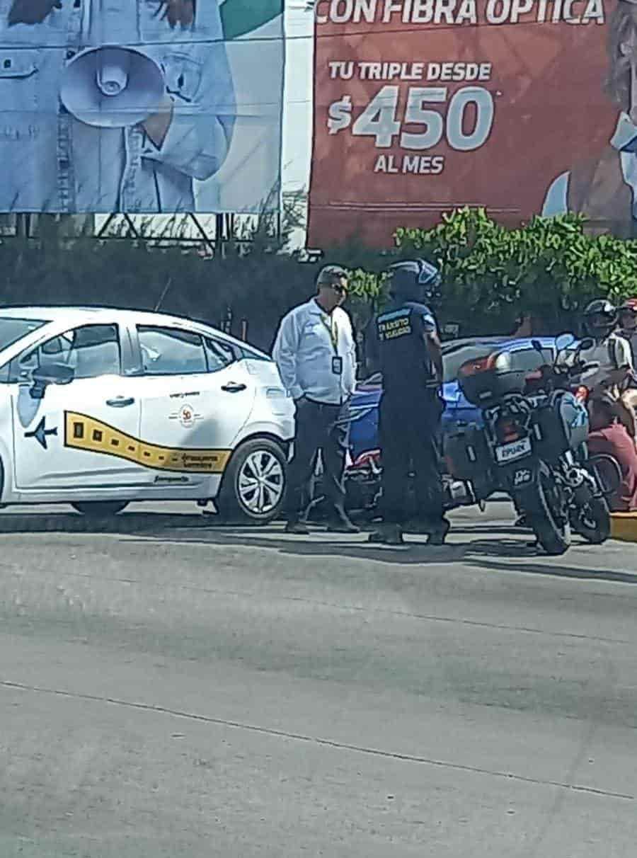 Choca motocicleta contra taxi del Aeropuerto en avenida de Veracruz