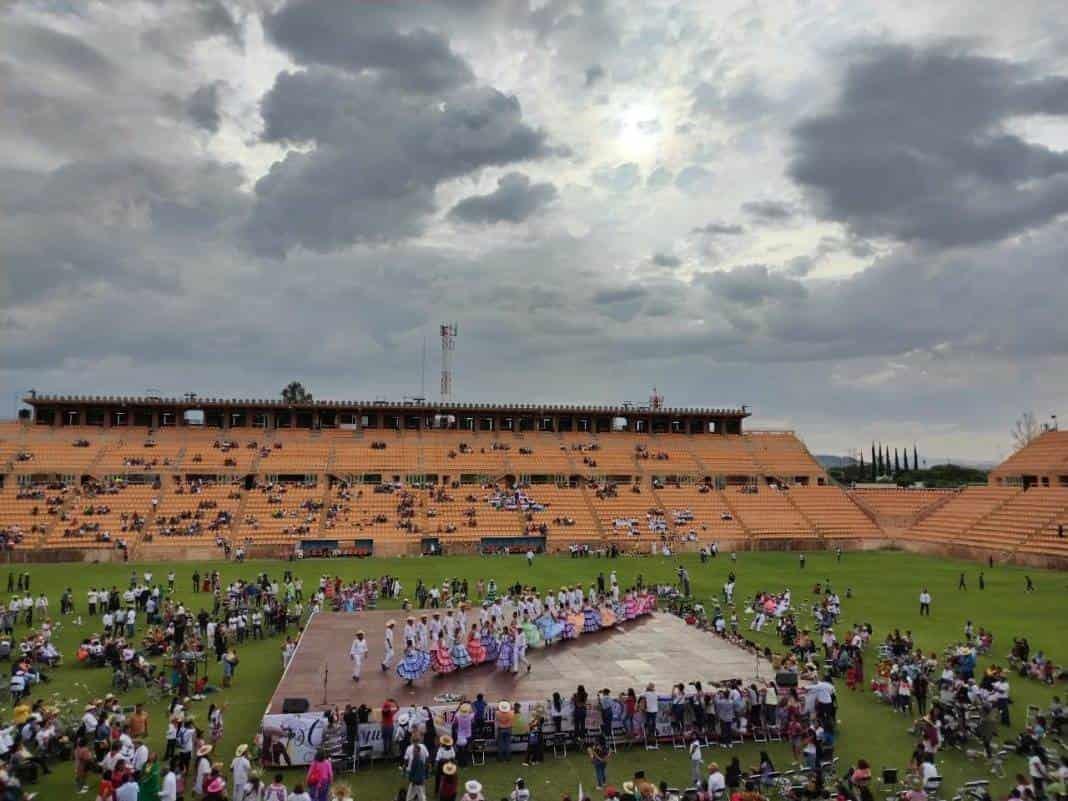 Se agarran a sillazos en fiestas de la Guelaguetza en Oaxaca