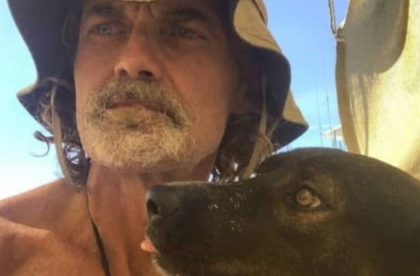 Naufragó por el Pacífico por tres meses junto a su perrita; barco mexicano los rescató