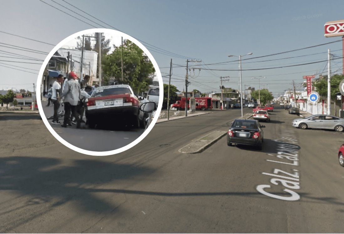 Taxi queda atorado en hundimiento sobre colonia de Boca del Río | VIDEO