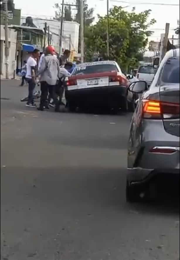 Taxi queda atorado en hundimiento sobre colonia de Boca del Río | VIDEO