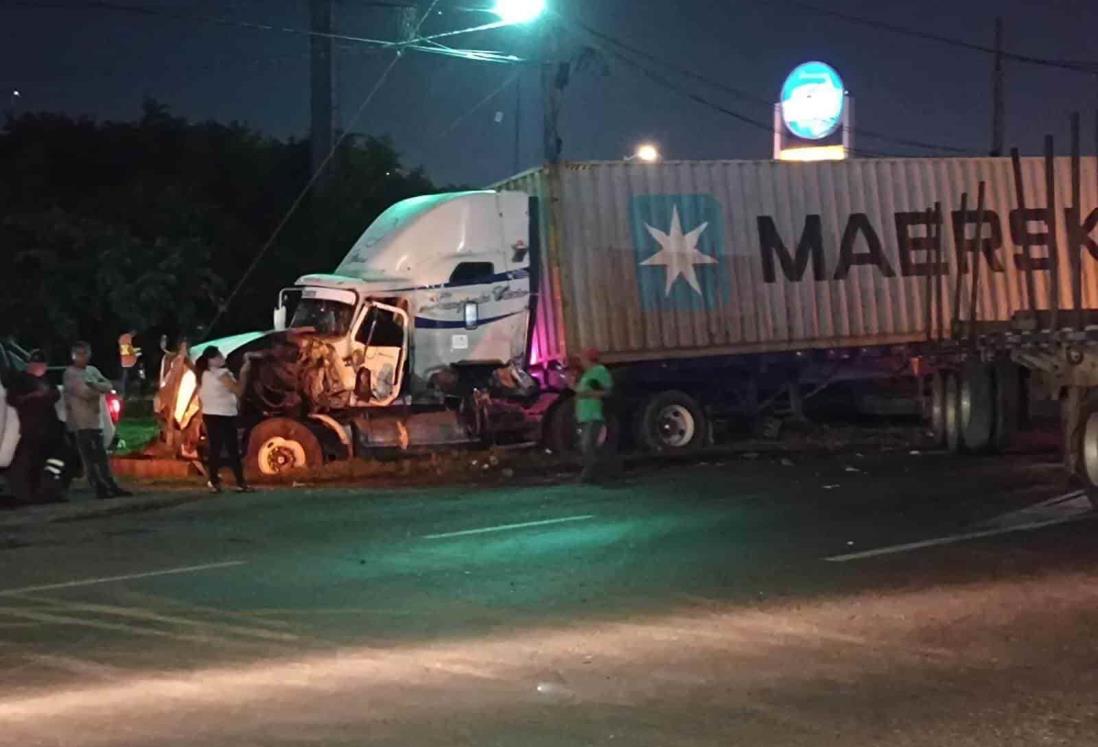 Tráiler se impacta contra plana de otro en carretera Veracruz-Xalapa