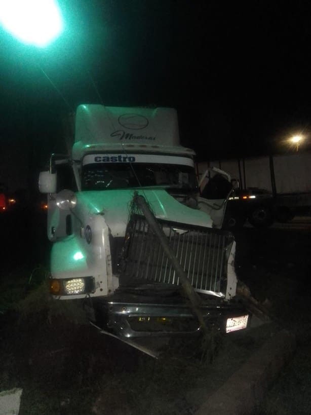 Tráiler se impacta contra plana de otro en carretera Veracruz-Xalapa