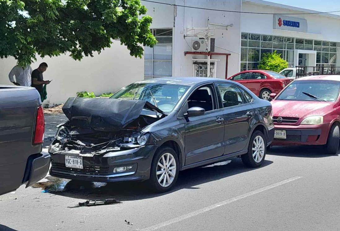 Automóvil se impacta contra camioneta en Fraccionamiento Costa Verde