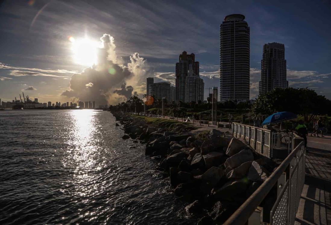 Ola de calor extrema afecta a Florida; adaptan refugios de enfriamiento