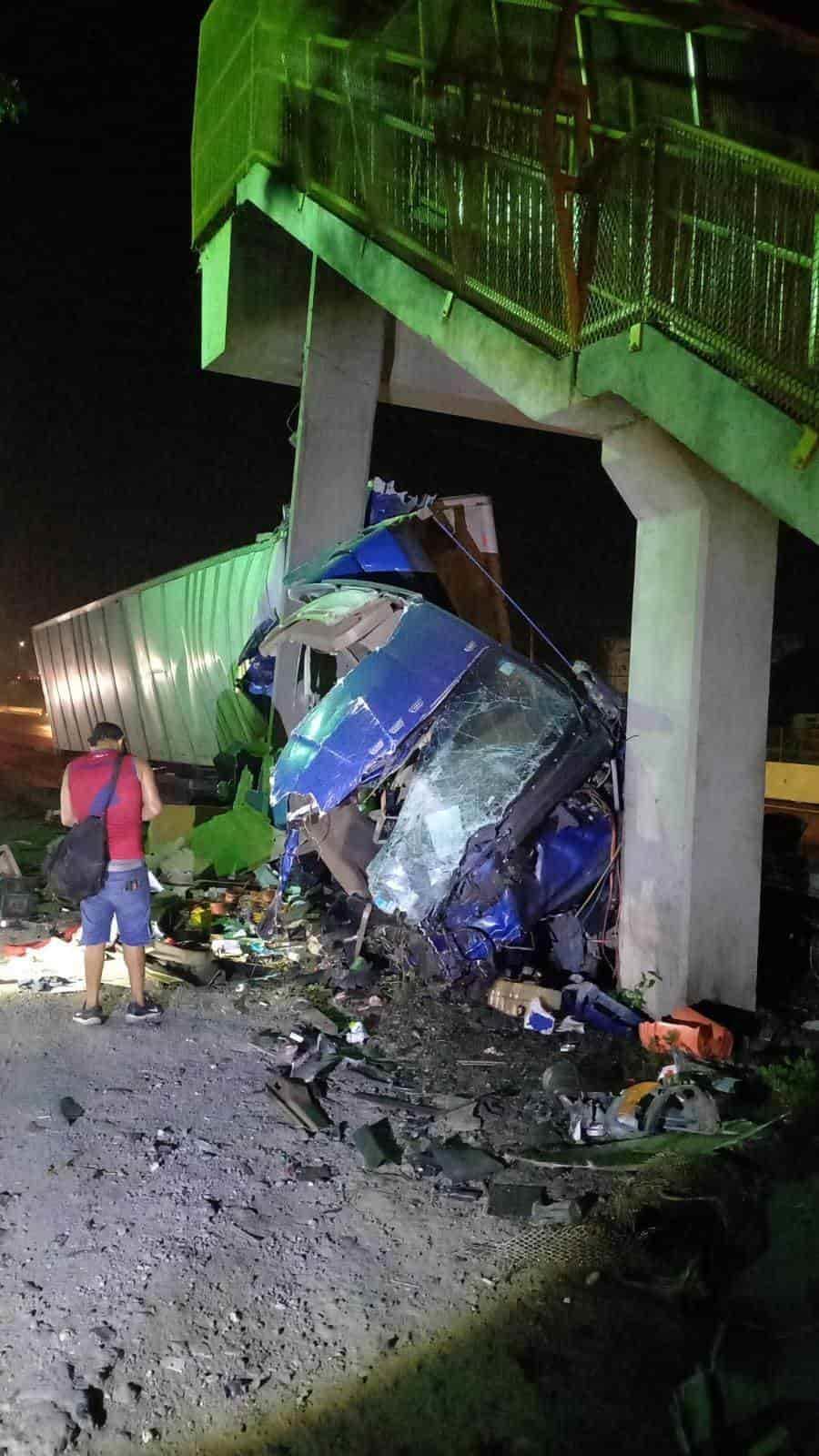 Tráiler se estrella contra puente peatonal de la carretera Veracruz-Cardel | VIDEO