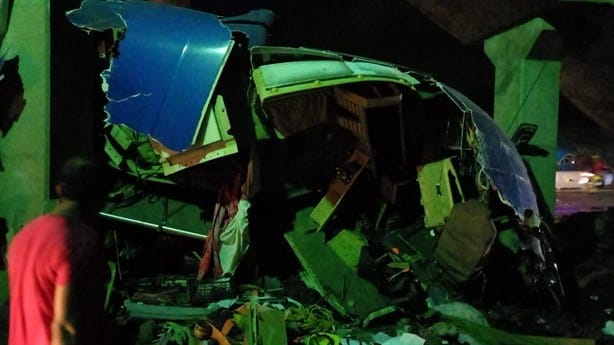 Tráiler se estrella contra puente peatonal de la carretera Veracruz-Cardel | VIDEO