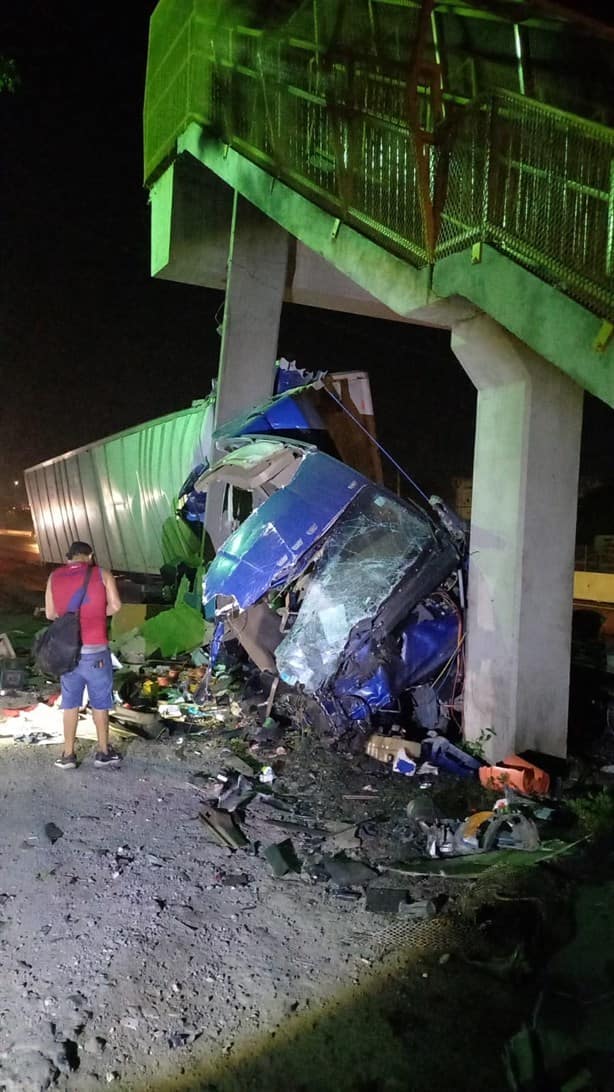 Cierran circulación en la Veracruz-Cardel por daño en puente tras ser impactado por tráiler