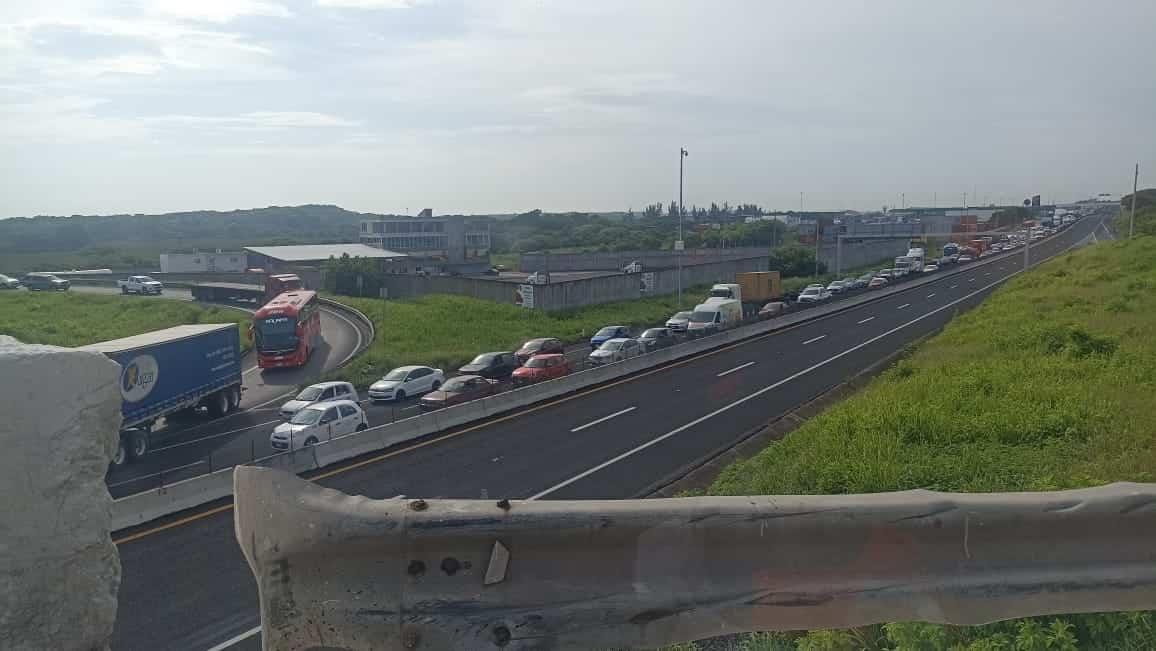 Continúa cerrada la autopista Veracruz-Cardel, a la altura de la colonia Renacimiento | VIDEO