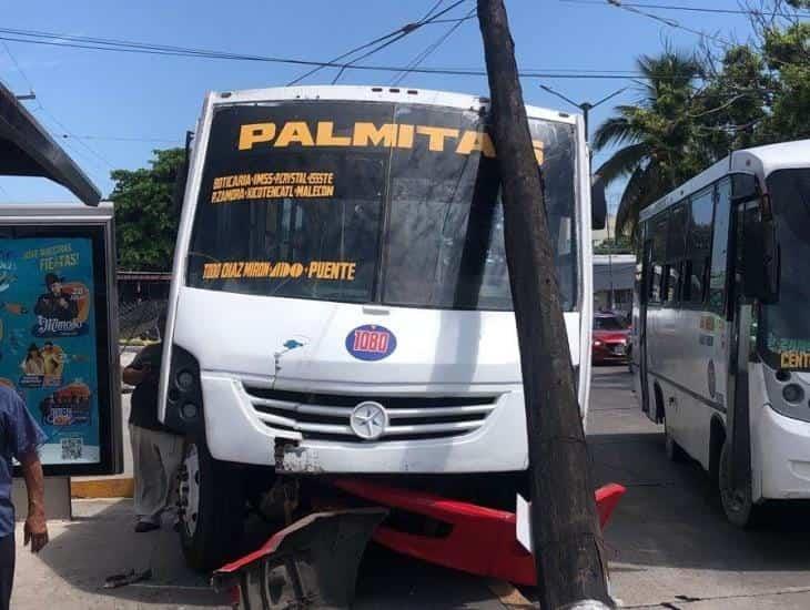 Autobús de pasajeros choca contra poste de luz en Boca del Río