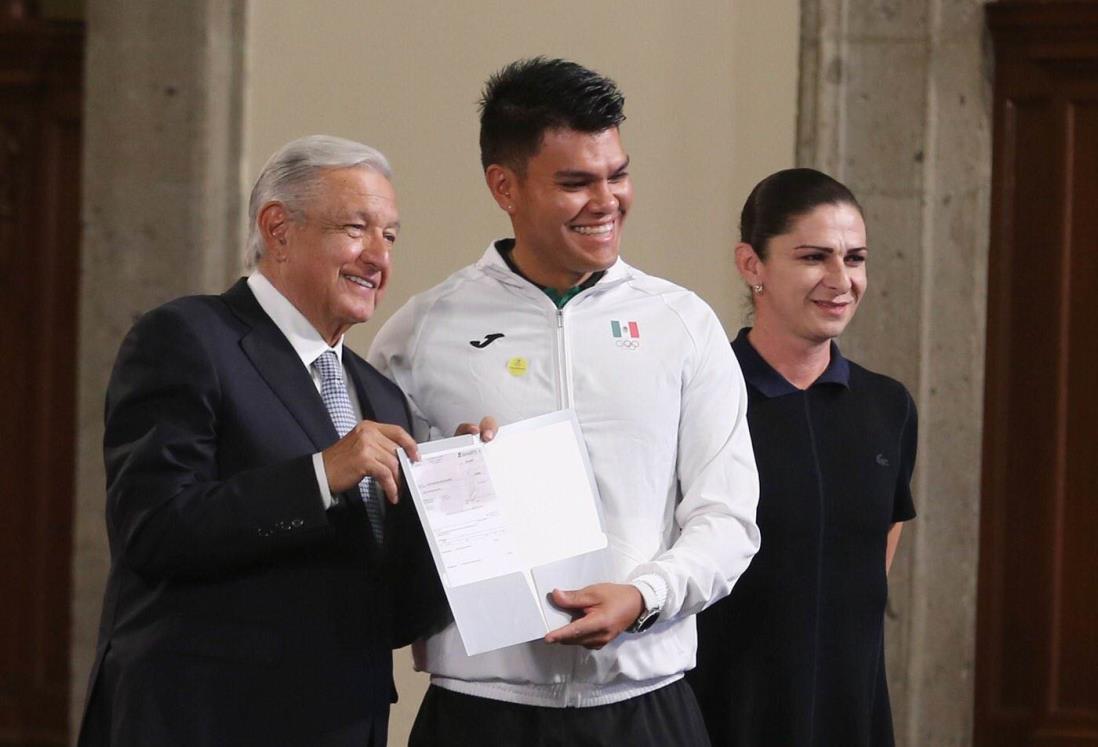 Entrega AMLO estímulos a medallistas