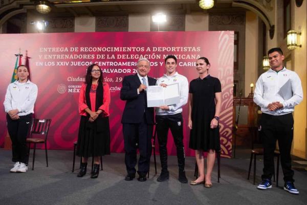 Reconocen a atletas que participaron en Juegos Centroamericanos y del Caribe