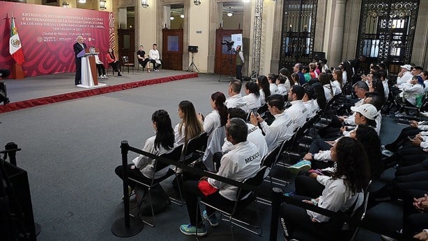 Entrega AMLO estímulos a medallistas