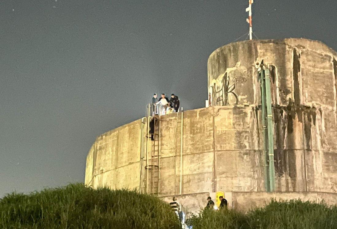 Rescatan a sujeto en tanque de agua de Medellín de Bravo