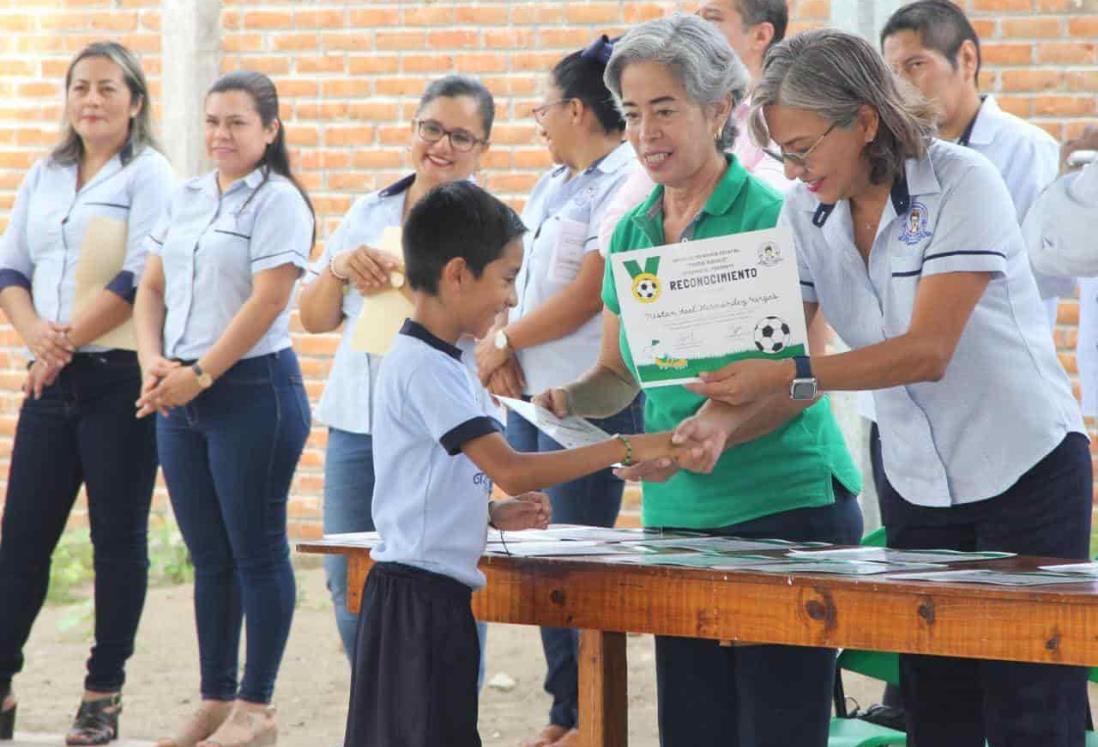 Rinden cuentas en escuela primaria Frida Khalo, en Medellín de Bravo