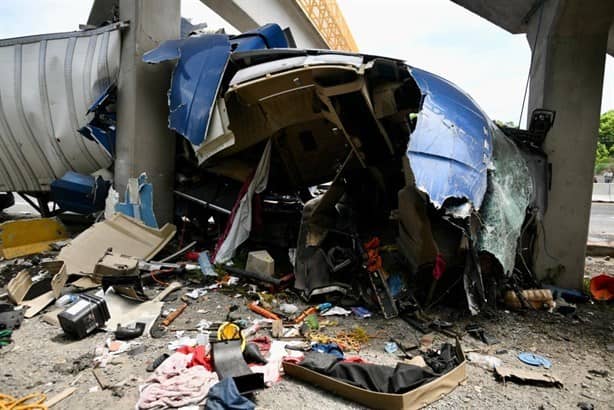 Cerrada la Veracruz-Cardel por maniobras para retirar tráiler destrozado | VIDEO