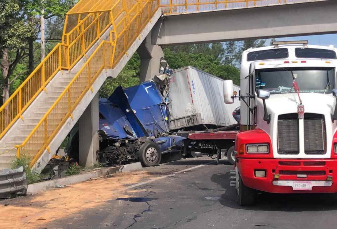 Cerrada la Veracruz-Cardel por maniobras para retirar tráiler destrozado | VIDEO