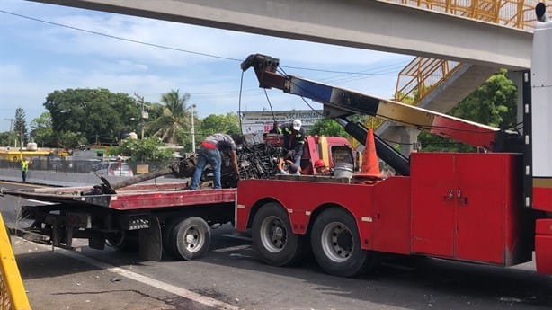 Cerrada la Veracruz-Cardel por maniobras para retirar tráiler destrozado | VIDEO