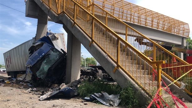 Cerrada la Veracruz-Cardel por maniobras para retirar tráiler destrozado | VIDEO