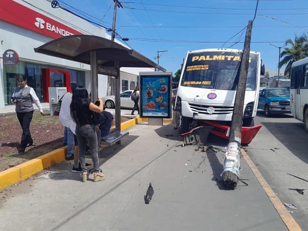 Autobús de pasajeros choca contra poste de luz en Boca del Río