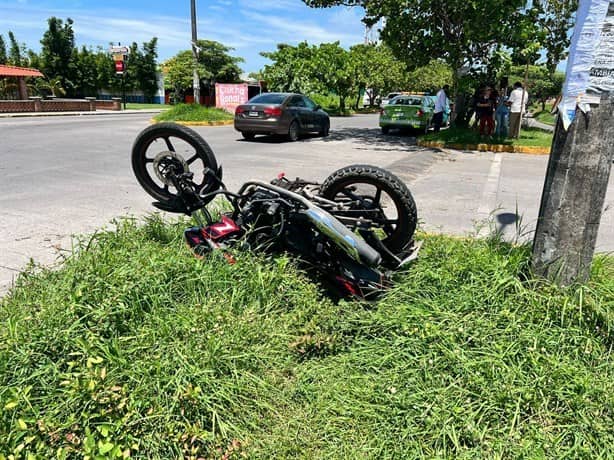 Pareja estrella la moto contra automóvil en Medellín; mujer está embarazada