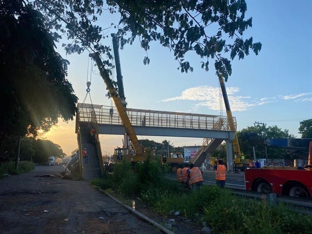 Peligrosas maniobras para retirar tráiler y puente peatonal en Veracruz