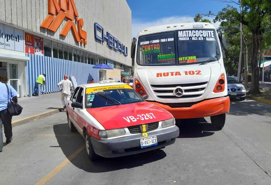 Camión urbano choca con taxi en el centro de Veracruz