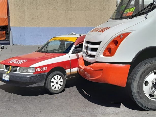 Camión urbano choca con taxi en el centro de Veracruz