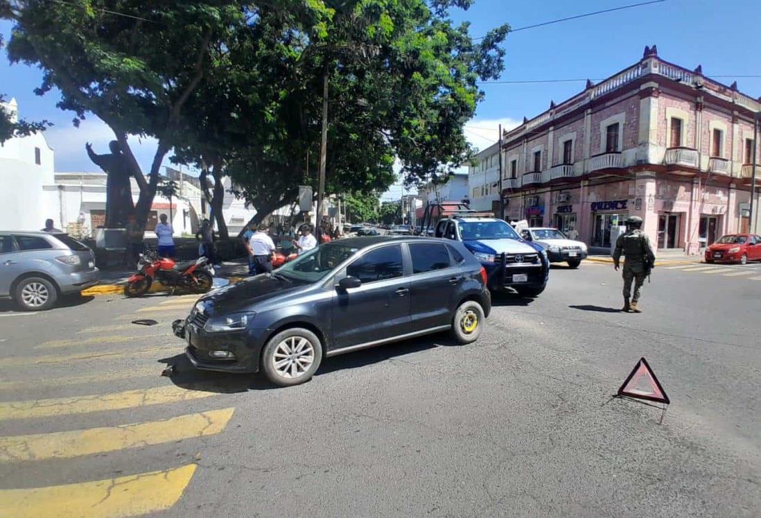 Motociclista es atropellado por automóvil que se pasó la luz roja en Veracruz