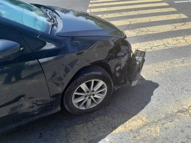 Motociclista es atropellado por automóvil que se pasó la luz roja en Veracruz