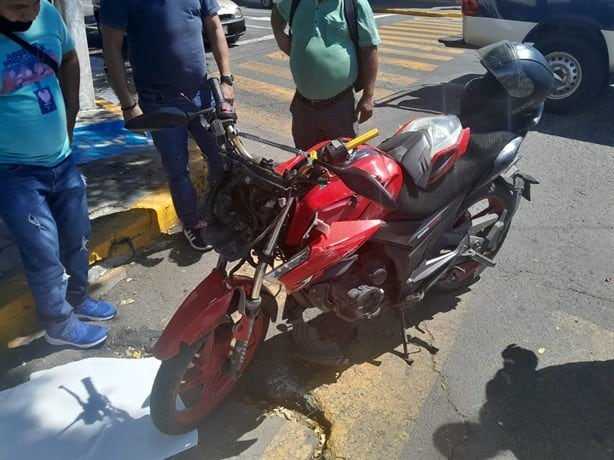 Motociclista es atropellado por automóvil que se pasó la luz roja en Veracruz