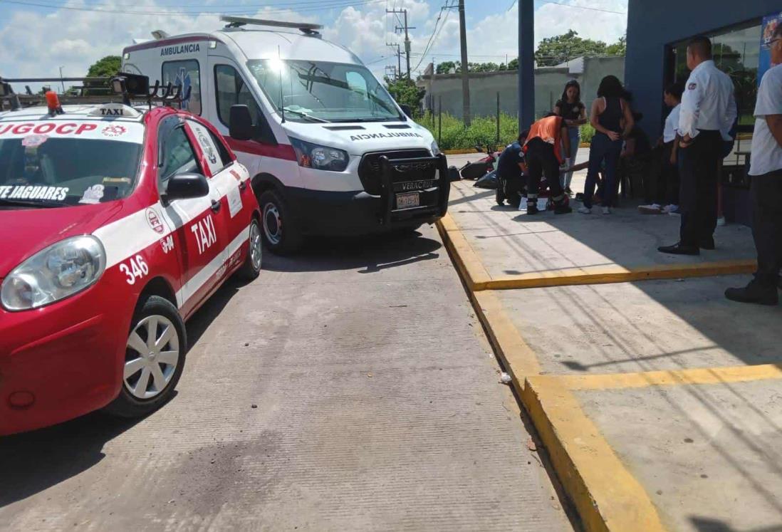 Choca camioneta contra motocicleta en Tierra Blanca; hay dos heridos
