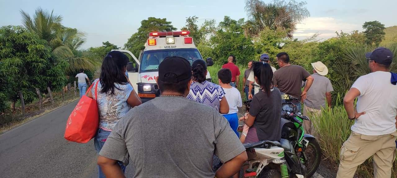 Jovencita derrapa su motocicleta y sufre duro golpe, en Actopan