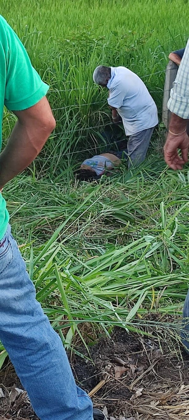 Jovencita derrapa su motocicleta y sufre duro golpe, en Actopan