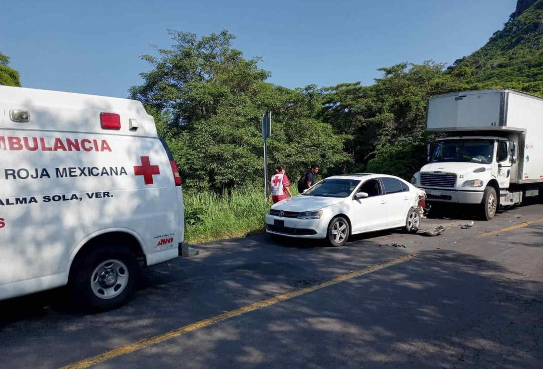 Mujer embarazada resulta lesionada en choque en carretera de Actopan