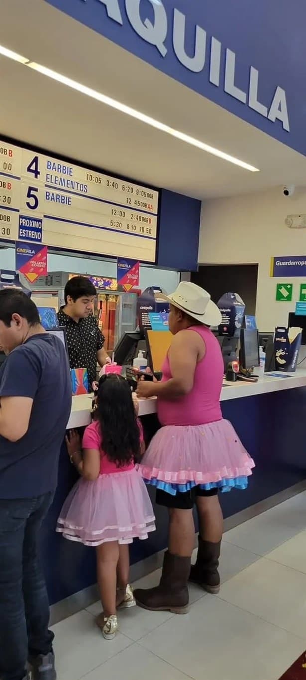 ¡Papi-Barbie! Hombre se viraliza al llegar vestido de Barbie al cine junto a su hija