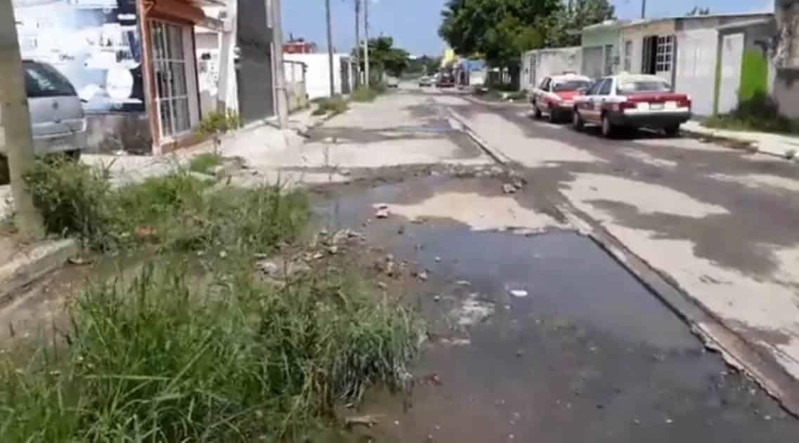 Aguas negras y baches se han formado en las calles del fraccionamiento El Campanario, en Veracruz