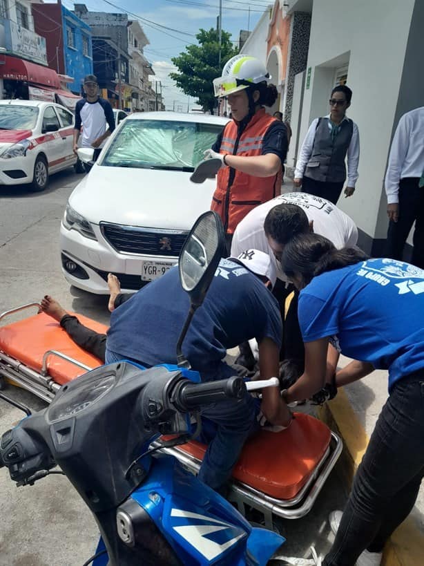 Mujer cae en calles de Tierra Blanca; sufre lesiones
