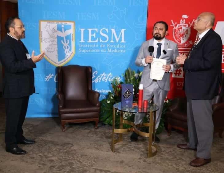 Veracruzano recibe reconocimiento de la Academia Mundial de Cirugía Cosmética