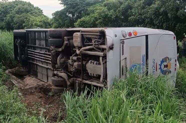Vuelca autobús de la Universidad de Chapingo en Isla, Veracruz; hay 5 estudiantes lesionados