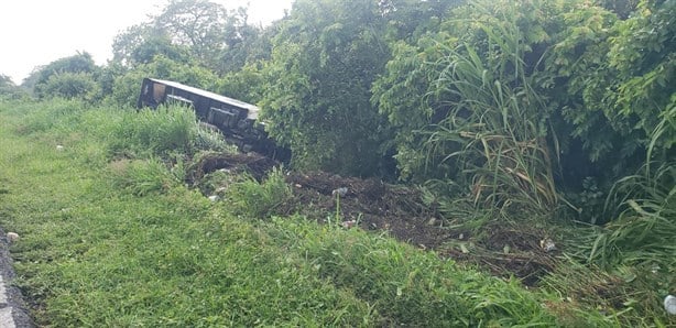 Vuelca camión de carga en carretera a Cosamaloapan