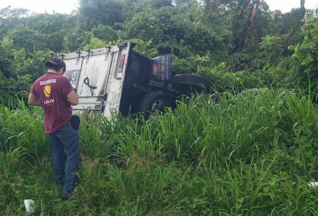 Vuelca camión de carga en carretera a Cosamaloapan