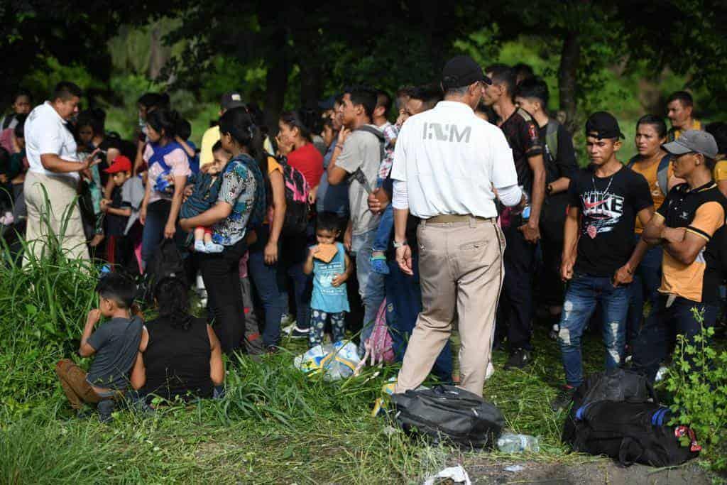 Abandonaron tráiler con 100 migrantes; casi mueren asfixiados en Veracruz